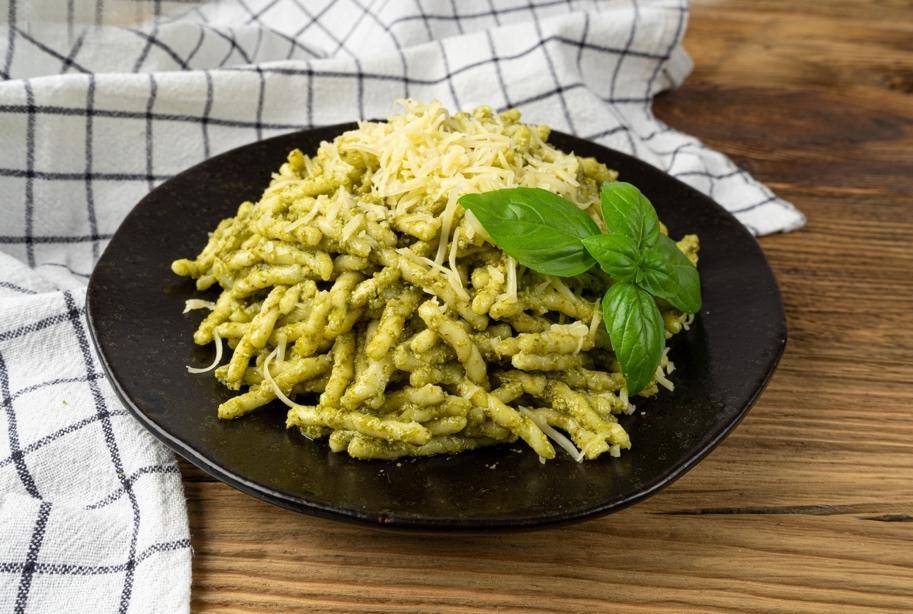 Pasta with pesto and fresh basil